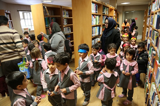 به مناسبت هفته كتاب و كتابخواني بازديد دانش آموزان پيش دبستاني يلدا از كتابخانه شركت آبفااستان مركزي و اجراي  برنامه كتابخواني با موضوع آب 
