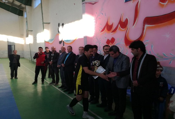 قهرمانی تیم فوتسال امورآب وفاضلاب آشتیان درمسابقات جام فجر