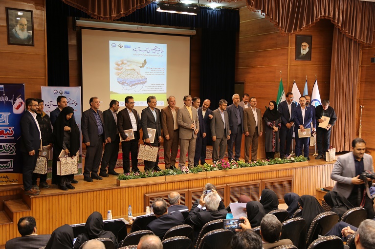 از 3 طرح برگزیده شرکت آب و فاضلاب استان مرکزی در همایش آب و آینده ، تجلیل به عمل آمد